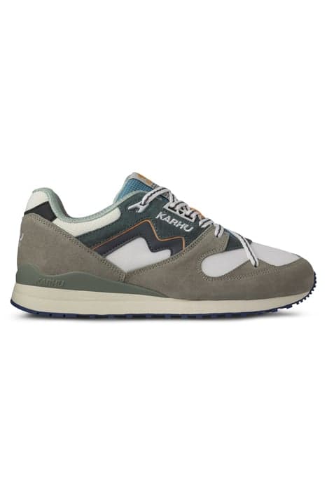 SYNCHRON CLASSIC ABBEY STONE/ TURBULENCE GREY by Karhu