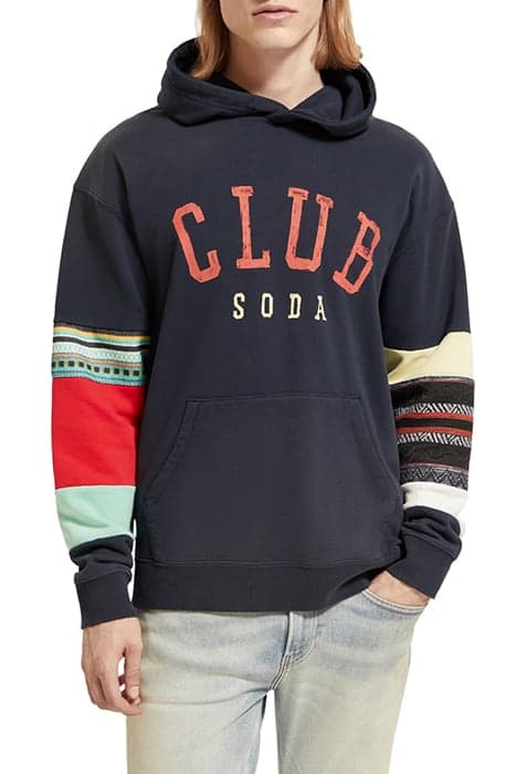 RELAXED FIT CLUB SODA APPLIQUE HOODIE IN ORGANIC COTTON NIGH by Scotch & Soda