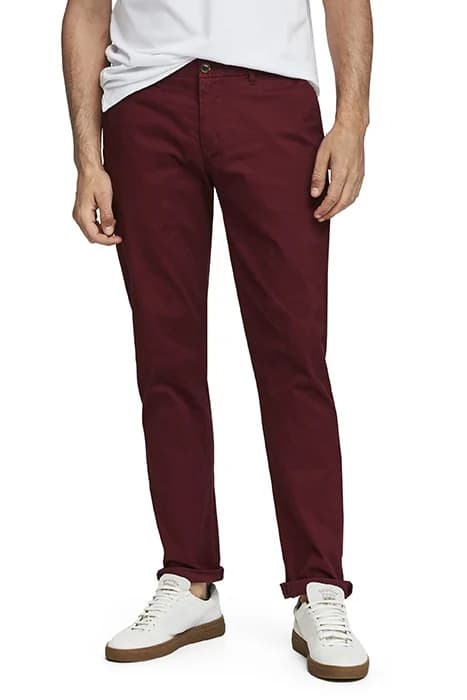 ESSENTIALS - STUART CLASSIC REGULAR SLIM FIT CHINO BORDEAUX by Scotch & Soda