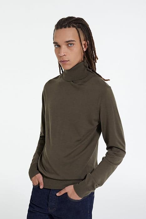 TURTLE NECK PUL WITH COLLAR DETAIL ALGUE by The Kooples