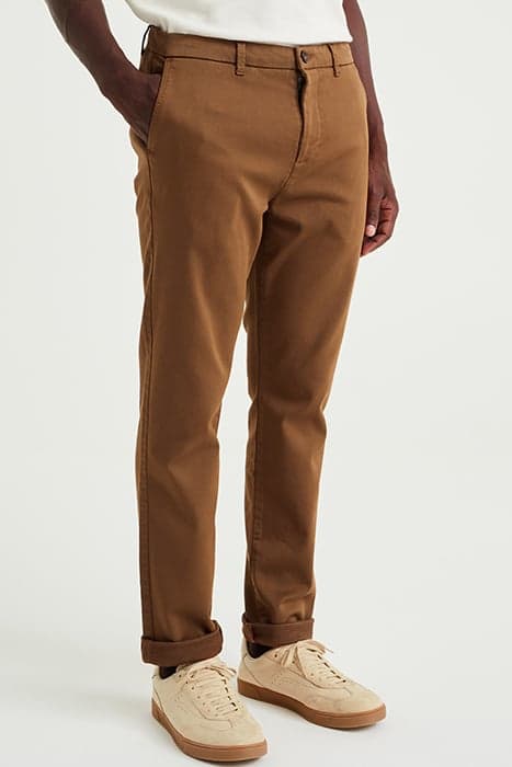 CHINO BROWN by WE Fashion