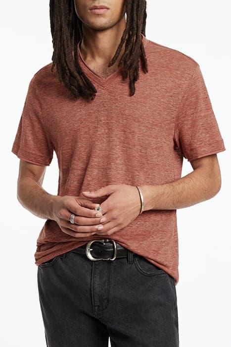 WOOSTER REGULAR FIT SS VNECK WITH MELANG TOMATO by John Varvatos