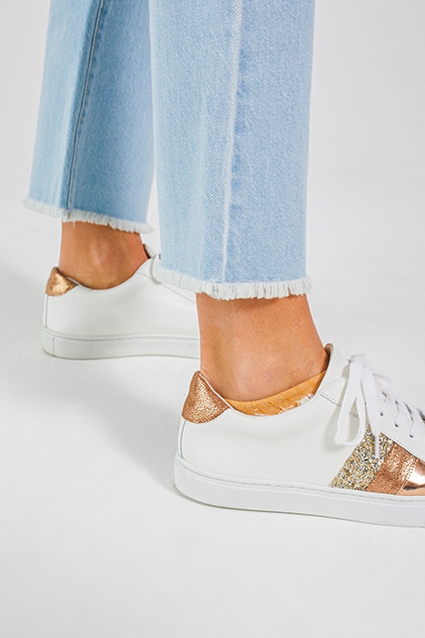 BLUE CROPPED JEANS WITH FRAYED CUFFS 5