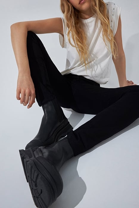 BLACK LEATHER CHELSEA BOOTS WITH LUGGED SOLE 2