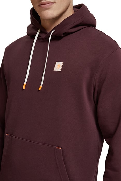 REGULAR FIT ESSENTIAL BADGE HOODIE IN ORGANIC COTTON BERRY W 6